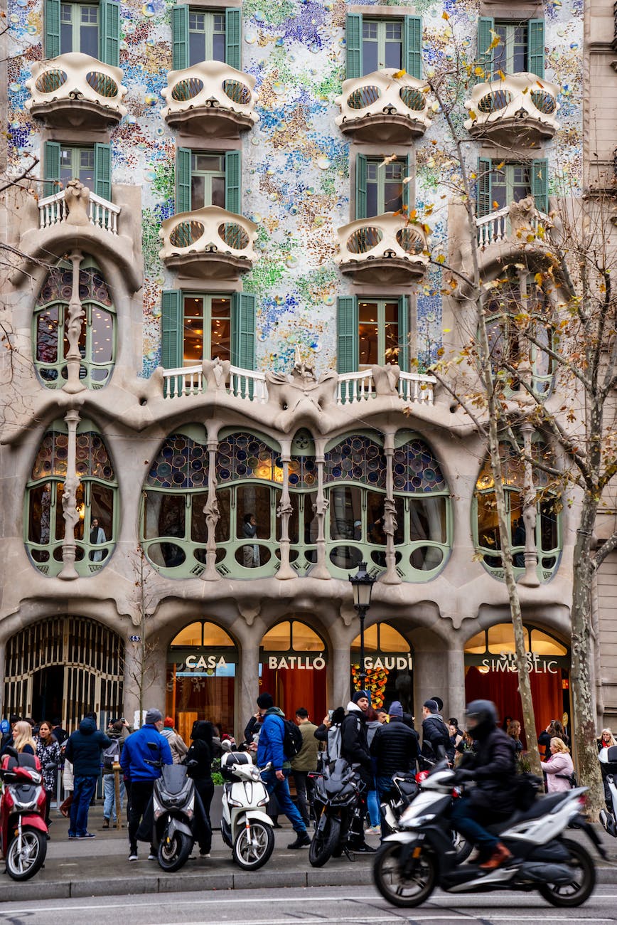 A view of the street view and the facade of Casa Batlló 